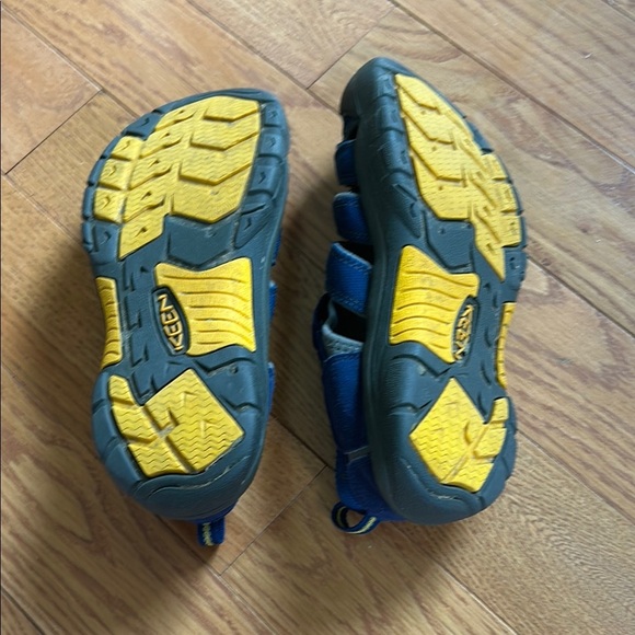KEEN youth size 6 Outdoor Sandals grey waterproof washable durable like new - Picture 10 of 13